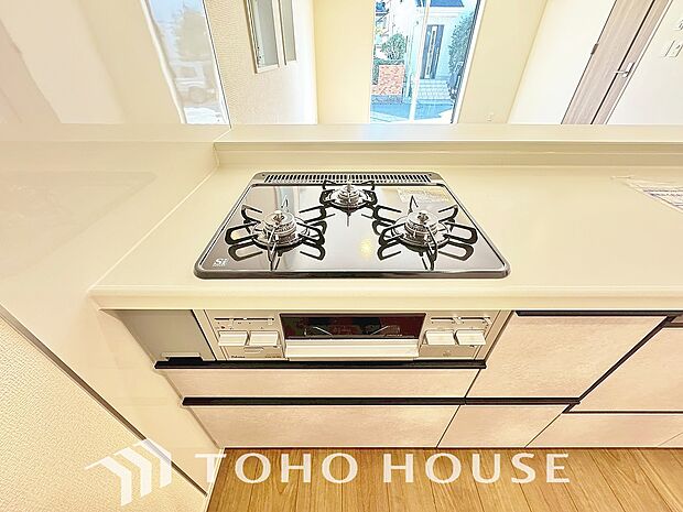 見た目に美しくインテリア性にも優れお掃除も簡単。3口コンロで忙しくても同時に調理で便利ですね。