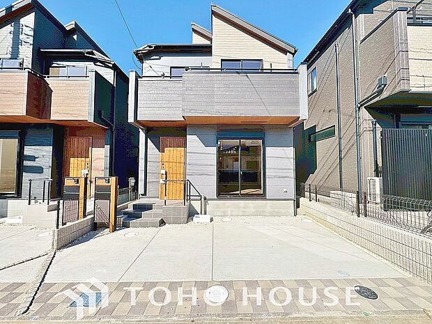 ゆったりとした駐車スペースを確保いたしましたので、大きめのお車でも駐車可能です。