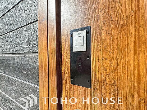 ICチップを用いたカードやボタンなどで玄関扉の鍵の施錠・解錠ができる設備。