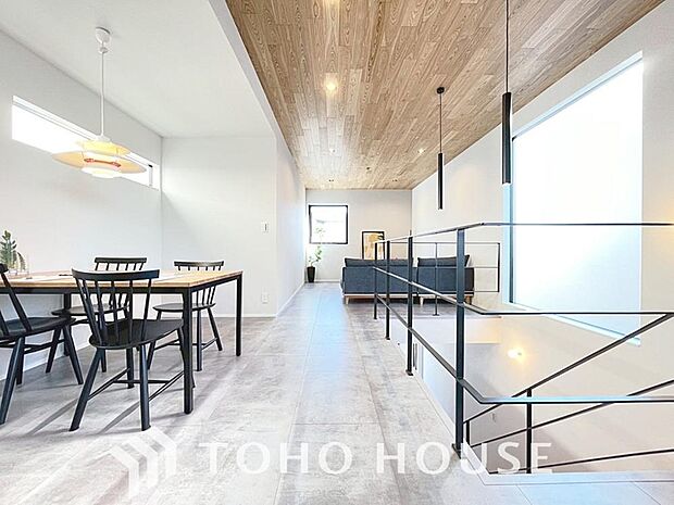 リビングも広く設け、訪れる人々を暖かく迎えてくれます。