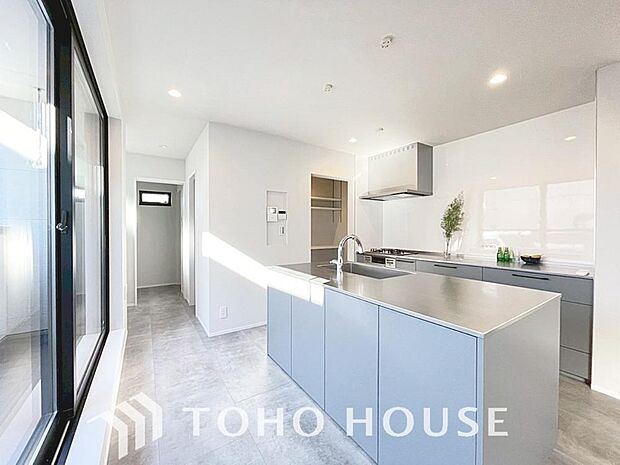 夫婦そろってキッチンに立っても調理がしやすく余裕の広さ。家事をしながら会話も弾みます。