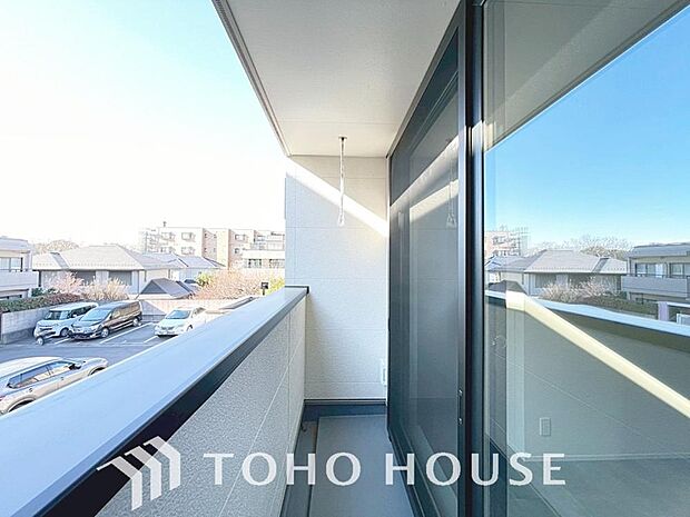 暖かい陽ざしが差込むバルコニーは、晴れた日には、洗濯物が良く乾きます。また、風通しも良好です。