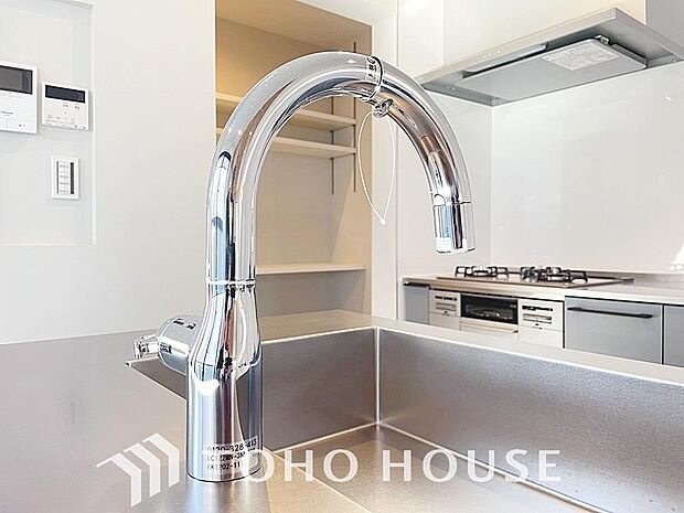 水栓に直接手を触れることなく吐水／止水の切り替えができる便利なタッチレス水栓が標準装備されています。