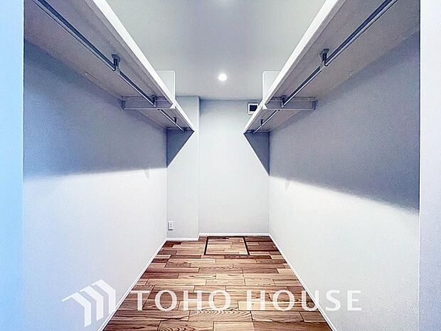 大容量のウォークインクローゼット。大きさ＆広さの感覚が画像では伝わりづらいので是非現地をご覧下さい。