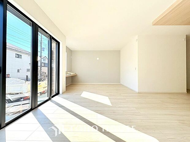 光が注がれる青い空から鮮やかに赤色にゆっくりと染まる。そんな優しい時間がここでは流れてゆく。