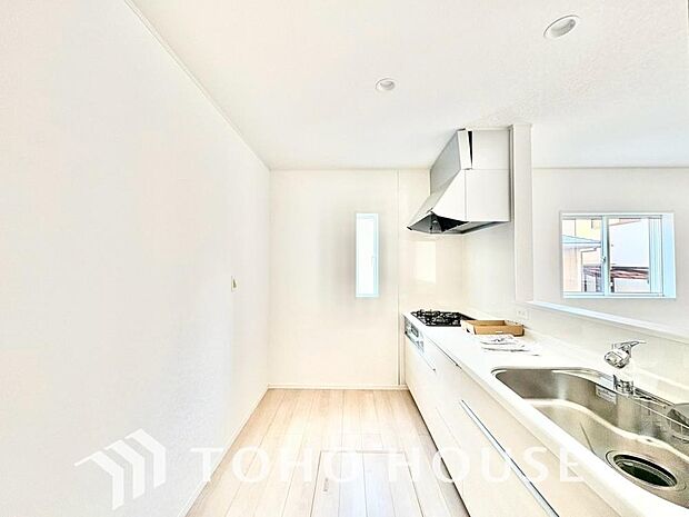 ご家族みんなで調理ができる位のスペースを実現したキッチン空間となっております。