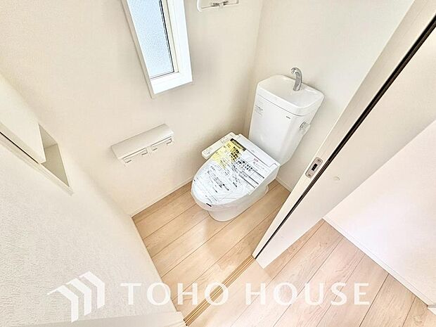 清潔な空間であって頂けますように、目に留まるだけではなく、汚れをふき取り易いフロアと壁紙をチョイス。