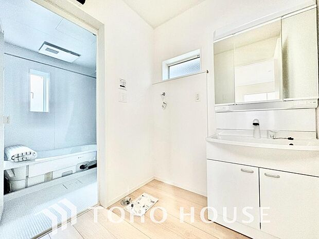 身だしなみのチェックがしやすい大きな鏡、下には収納がたっぷり。スッキリとした空間を演出いたします。