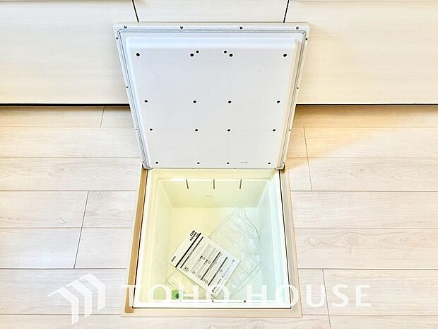 食品ストックや非常食・保存食の保管庫として活用できます。住まいの床下点検口としての役割もあります。