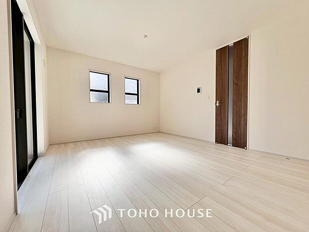 作り手の「気持ちの良いリビングでお過ごししていただきたい」という思いを感じさせます。