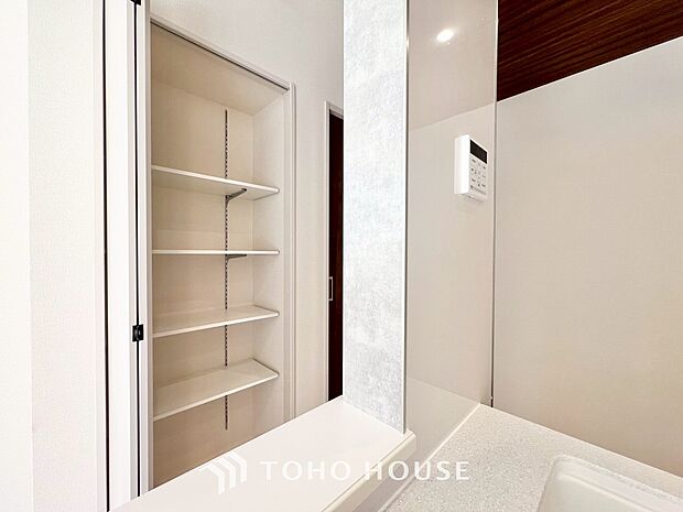 キッチン横にはパントリーを完備。ついつい買いすぎてしまった日用品や食料品のストックなどに。