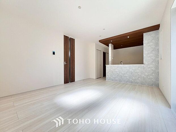 光が注がれる青い空から鮮やかに赤色にゆっくりと染まる。そんな優しい時間がここでは流れてゆく。