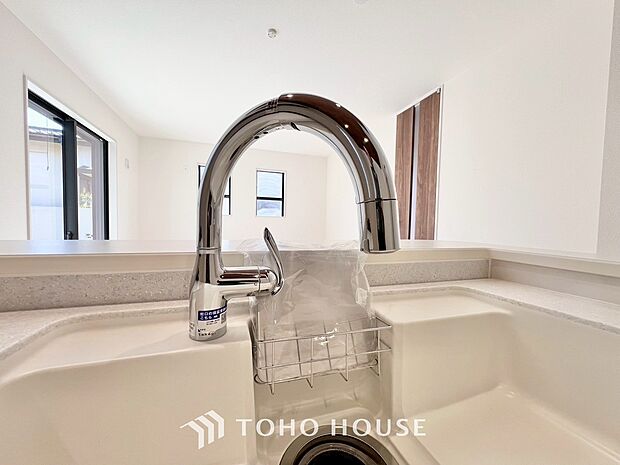 「浄水器一体型水栓」ボタンひとつで浄水と原水に切り替えられる浄水器一体型水洗を使用。お米を炊いたりする際には浄水機能をつかうこともできて、人気の商品です。