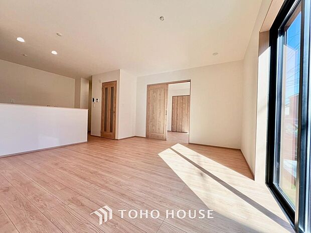 光が注がれる青い空から鮮やかに赤色にゆっくりと染まる。そんな優しい時間がここでは流れてゆく。