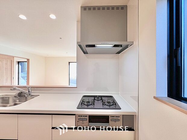 キッチンの換気扇はスタイリッシュなデザインで、日々のお手入れもラクラクな仕様となっております。