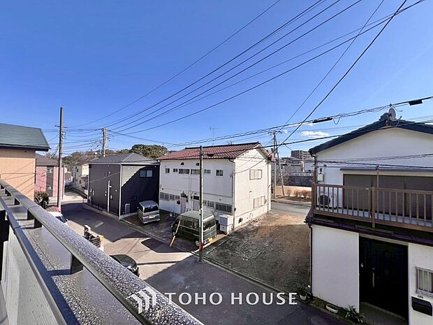 星空が地上に映りこむかのような夜景のきらめきまで、この街ならではの美しい風景の物語が室内に展開。