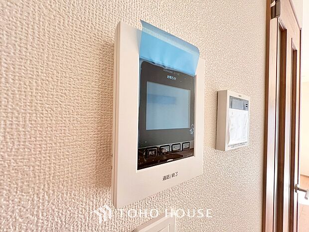 誰が来てもわかる様にモニター付きインターホンを設置。家事導線を考慮した個所に設置し、防犯性と利便性に優れ快適と安らぎを合わせた優しい設計。
