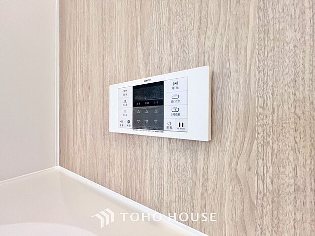 お風呂場と台所に操作リモコンがあり、キッチン近くにある給湯リモコンは、お料理の最中でもリビングで寛いでいるなかでもボタン一つで簡単に沸かせて便利ですね。