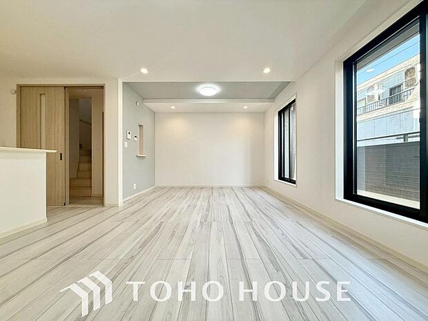 リビングも広く設け、訪れる人々を暖かく迎えてくれます。