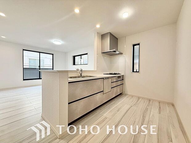 キッチンの収納は、デッドスペースになりやすい箇所を有効活用できる、スライド式収納を採用しました。