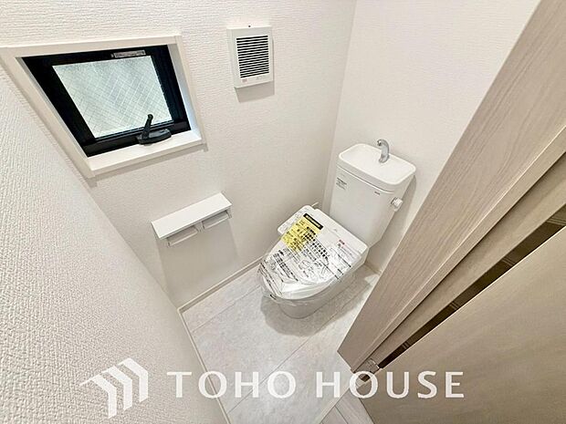 清潔な空間であって頂けますように、目に留まるだけではなく、汚れをふき取り易いフロアと壁紙をチョイス。