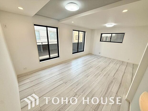 光が注がれる青い空から鮮やかに赤色にゆっくりと染まる。そんな優しい時間がここでは流れてゆく。