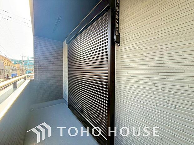 戸建にも防犯機能のシャッターを完備しております。寒い冬でも中からの開閉が可能です。