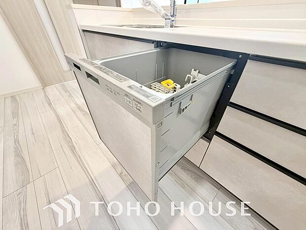 「ビルトインタイプ食器洗乾燥機」通常の手洗いでは使用出来ないほど高温のお湯や高圧水流を使うことにより汚れを効果的に落とすことができる。