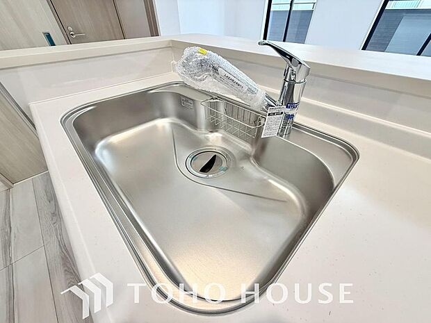 「浄水器一体型水栓」ワンタッチで浄水と原水と切り替えできる、見た目にもスマートな浄水器一体型の水栓は水道水に含まれる有害物質を除去してくれます。お茶を淹れたりお料理するにも活躍するアイテムです。