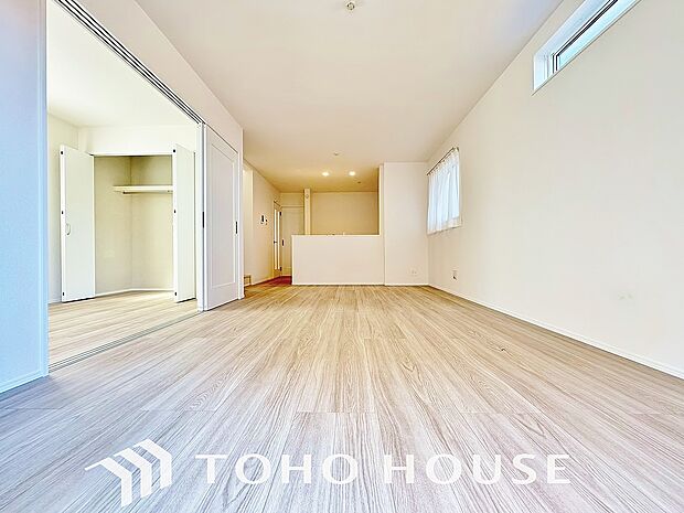 通風と採光を考慮したリビングは地域の鼓動を感じながらお寛ぎ頂くことが可能です。