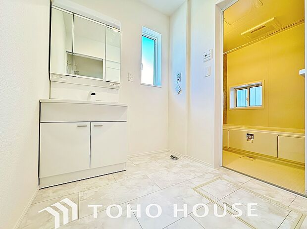 収納もさる事ながら、朝の慌ただしい時間もホテルライクなスペースで余裕とゆとりを感じて頂けます。