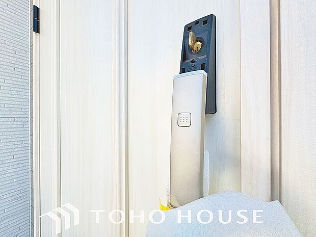 ボタン一つで施錠・解錠できる電子錠は、防犯意識の高まりから補助錠として選ばれることが増えています。