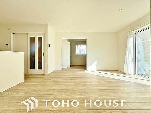 通風と採光を考慮したリビングは地域の鼓動を感じながらお寛ぎ頂くことが可能です。