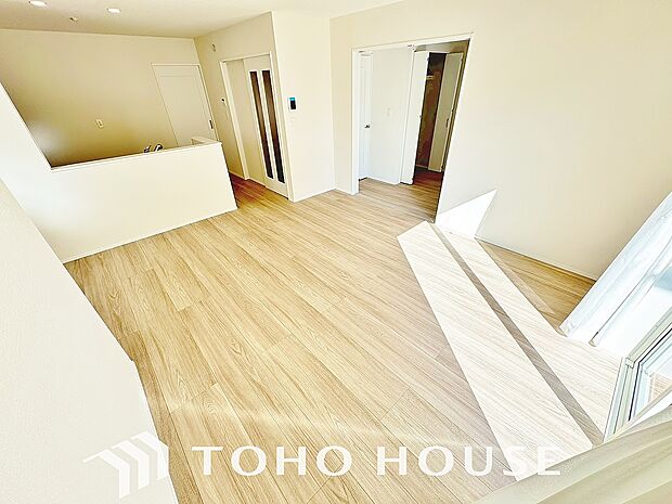 一日の中で多くの時間を過すことになるリビング。爽やかな通風と採光を存分に感じる事が出来る空間です。