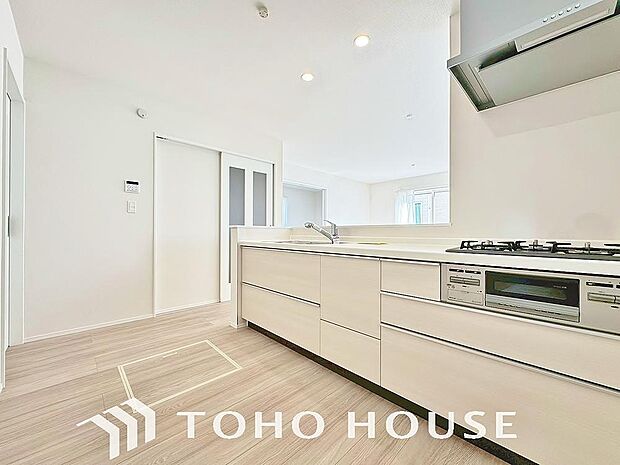 広々キッチンを採用。みんなで作った料理を召し上がりながらの会話は、どのような物になるのでしょうか。