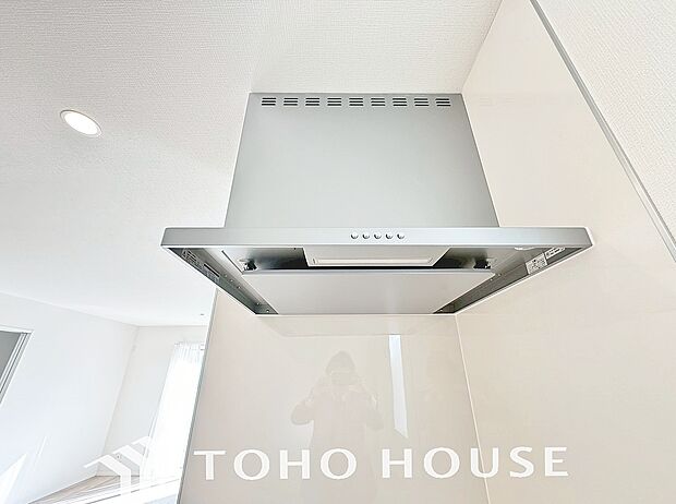 最新のレンジフードは静音性や省エネ性能が向上しデザインもスタイリッシュ。効率的な換気で料理を快適に。
