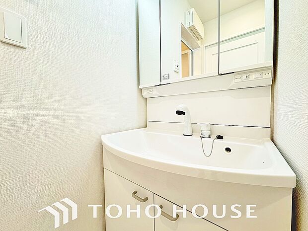 洗面台には三面鏡を採用。鏡の後ろに収納スペースを設ける事により洗面台周りもすっきりします。