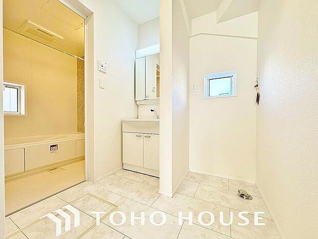 収納もさる事ながら、朝の慌ただしい時間もホテルライクなスペースで余裕とゆとりを感じて頂けます。