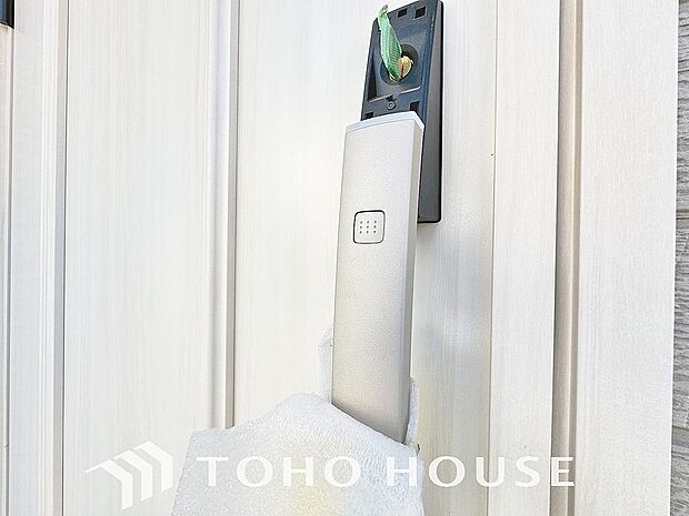 ボタン一つで施錠・解錠できる電子錠は、防犯意識の高まりから補助錠として選ばれることが増えています。