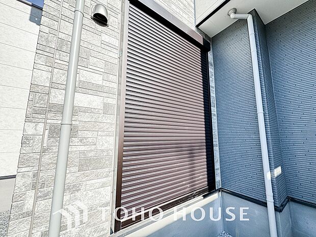 戸建にも防犯機能のシャッターを完備しております。寒い冬でも中から開閉がラクラクな所も便利です。