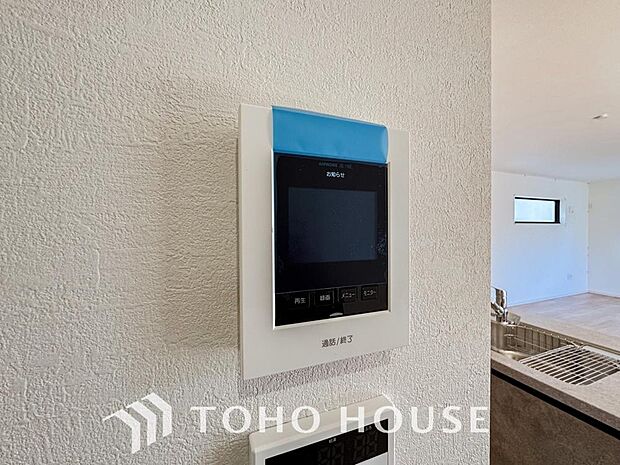 誰が来てもわかる様にモニター付きインターホンを設置。家事導線を考慮した個所に設置し、防犯性と利便性に優れ快適と安らぎを合わせた優しい設計。