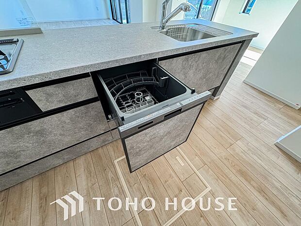 「ビルトインタイプ食器洗乾燥機」通常の手洗いでは使用出来ないほど高温のお湯や高圧水流を使うことにより汚れを効果的に落とすことができる。