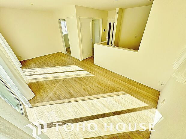 通風と採光を考慮したリビングは地域の鼓動を感じながらお寛ぎ頂くことが可能です。