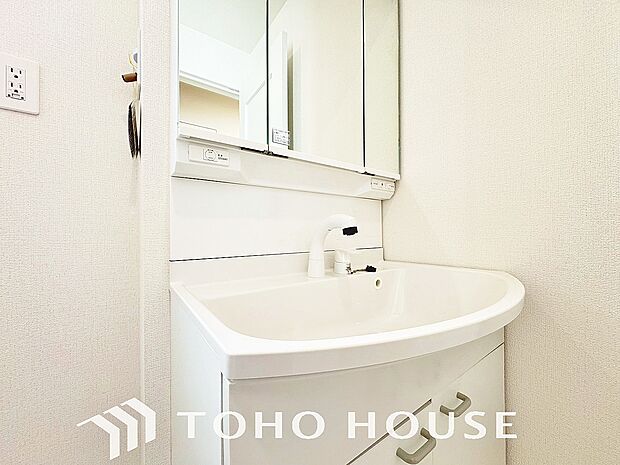 洗面台には三面鏡を採用。鏡の後ろに収納スペースを設ける事により洗面台周りもすっきりします。