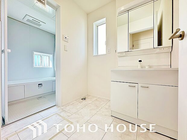 収納もさる事ながら、朝の慌ただしい時間もホテルライクなスペースで余裕とゆとりを感じて頂けます。