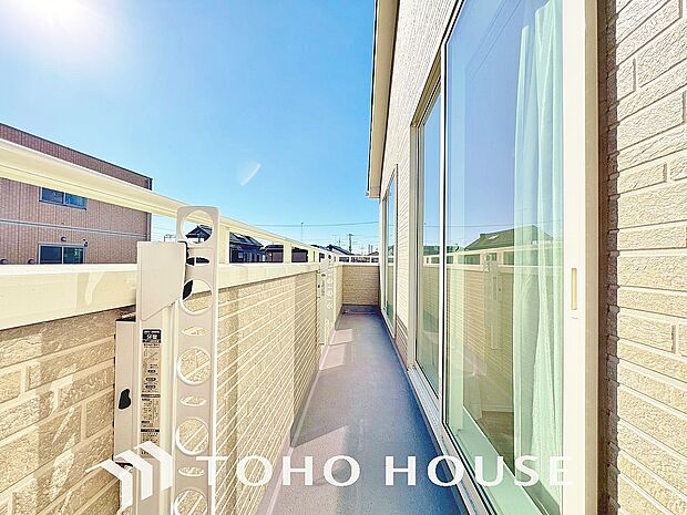 暖かい陽ざしが差込むバルコニー。晴れた日には、洗濯物が良く乾きます。風通しも良好です。