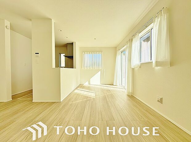 通風と採光を考慮したリビングは地域の鼓動を感じながらお寛ぎ頂くことが可能です。