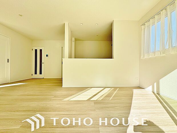 光が注がれる青い空から鮮やかに赤色にゆっくりと染まる。そんな優しい時間がここでは流れてゆく。