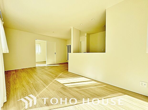 一日の中で多くの時間を過すことになるリビング。爽やかな通風と採光を存分に感じる事が出来る空間です。