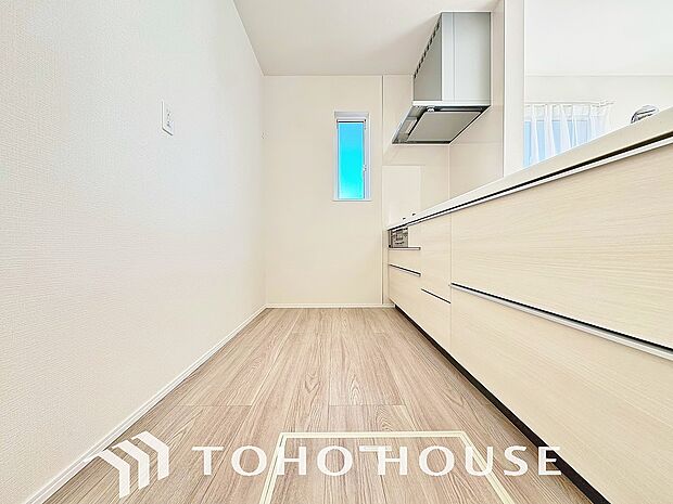 家族みんなでゆったりと調理や食事の準備ができる十分な広さを確保した、快適なキッチンスペース。